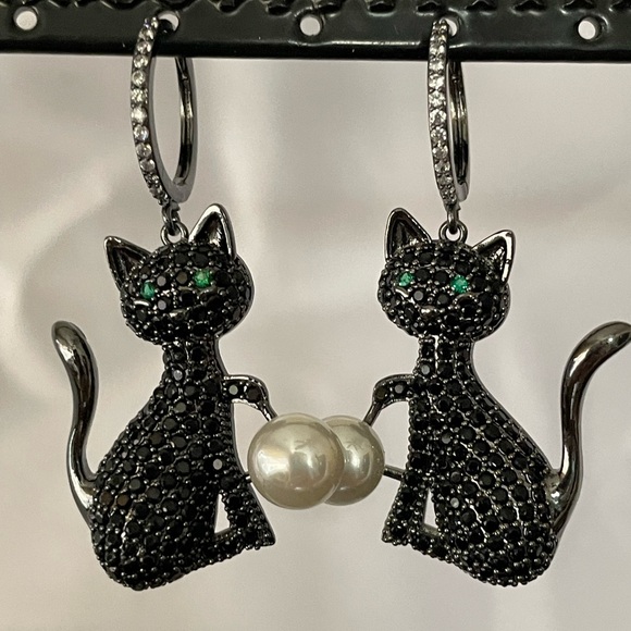 Eye Candy Black Cat Earrings - Picture 2 of 6